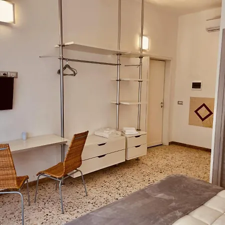 Alojamento de Acomodação e Pequeno-almoço Il Giardino Di Iole Via Giovanni Amendola N36 *